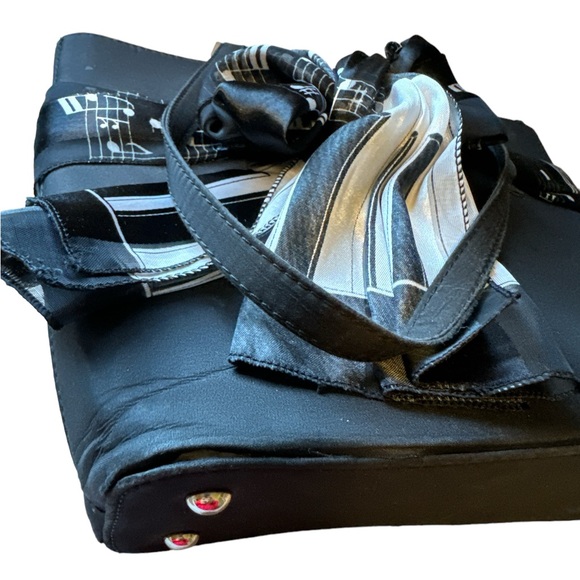 Adorable Musical Shoulder Bag - Picture 6 of 6